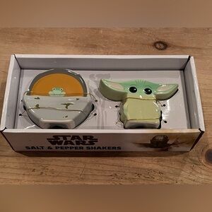 NIB Lucas Films Star Wars Baby Yoda Grogu Salt & Pepper Set